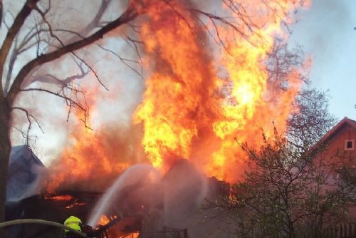 Foto: Ve Kdyni hořel dům, požár vznikl od přímotopu