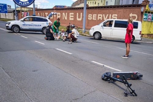 obrázek:Auto v centru Plzně srazilo muže na koloběžce. Podle svědků jelo po vedlejší
