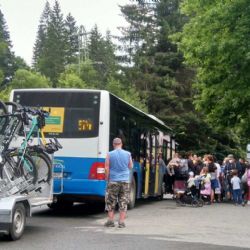 Bez auta na Šumavu? Zelené autobusy letos opět usnadní výlety