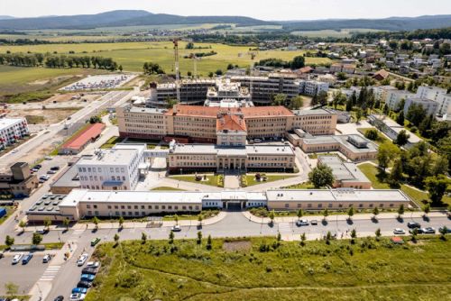 obrázek:Bombová hrozba vyklidila nemocnici v Hořovicích. Do akce vyrazil i vrtulník z Plzně