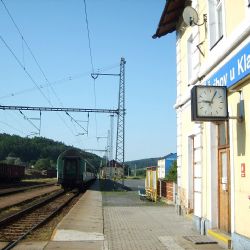 Cestující na trase Plzeň-Klatovy řeší dvojí komplikaci, výluku i nákup jízdenek