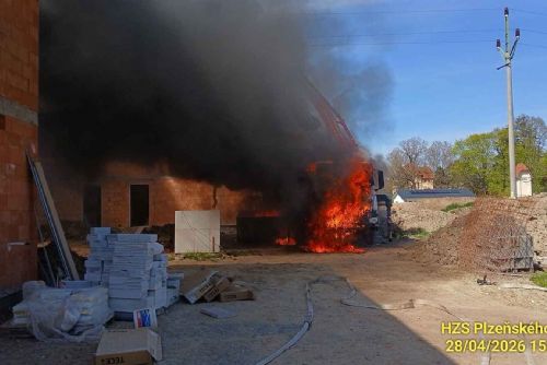 obrázek:Domíchávač ve Vlkýši pohltily plameny. Škoda přesáhla pět milionů