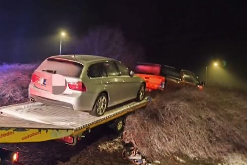 obrázek:Ford Ranger s přívěsem zůstal viset na kruhovém objezdu