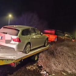 Ford Ranger s přívěsem zůstal viset na kruhovém objezdu