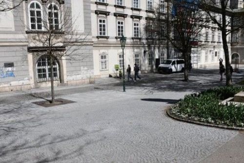 obrázek:Frekventovaný pěší tah v centru Plzně má nový povrch. Město opravilo dlažbu u knihovny i Branky