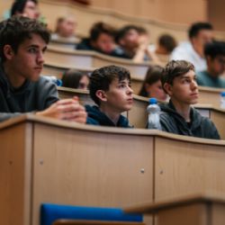 Gymnazisté si na FEL vyzkoušeli roli vědců, představili vlastní technické projekty