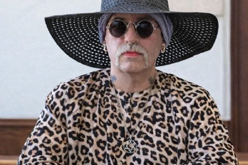 obrázek:Hledaný extremista si změnil pohlaví a nenastoupil do vězení. V Plzni teď čeká na vydání