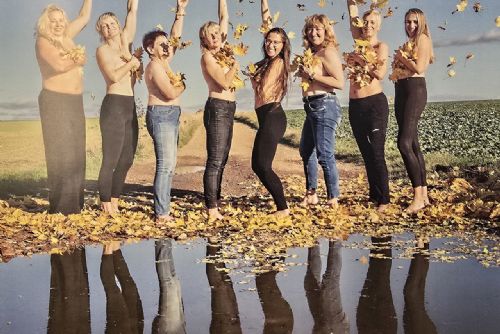 obrázek:Kalendář, který pomáhá. Hasičky ze Zíchova vybraly 100 tisíc pro nemocné s ALS