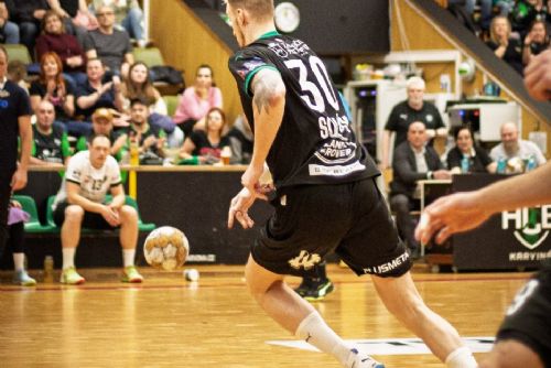 Foto: Karviná zahájila finále v extralize triumfem nad Plzní 30:23