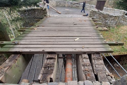 obrázek:Kašperk mění mostky před sezonou. Staré dřevo po dvaceti letech dosloužilo