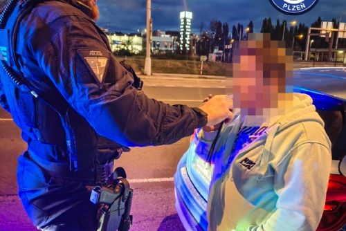 obrázek:Kličkoval s Mercedesem po Plzni. Řidič nadýchal neuvěřitelných 3,59 promile alkoholu