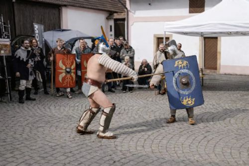 obrázek:Království nožů, seker a mečů. Do Černic dorazili nožíři z celého Česka