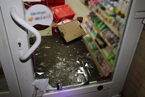 obrázek:Manželé na Doubravce si „odskočili“ od spících dětí, rozbili výlohu a ukradli cigarety