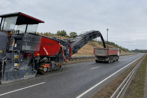 obrázek:Na D5 mezi Tachovskem a Rokycanskem pracuje až 120 lidí, 11 fréz odbourává starý beton