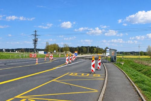 obrázek:Na Tachovsku končí měsíce omezení. Nový kruhový objezd u Nové Hospody se otevře naplno