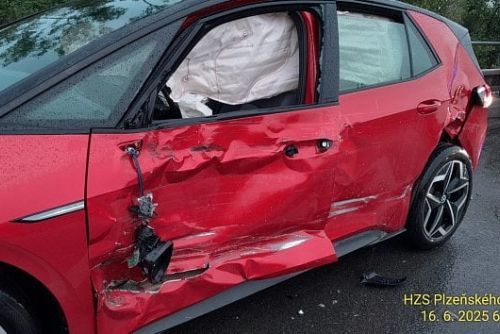obrázek:Nehoda na D5: Volkswagen smykem do Mercedesu, škoda 1,12 mil.