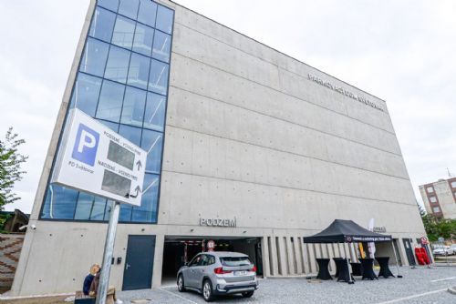 obrázek:Obří parkovací dům na Světovaru je hotový. Nabídne 433 míst za deset korun