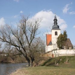 Okolí kostela sv. Jiří v Doubravce čeká proměna, lavičky, stromy i přírodní cesty