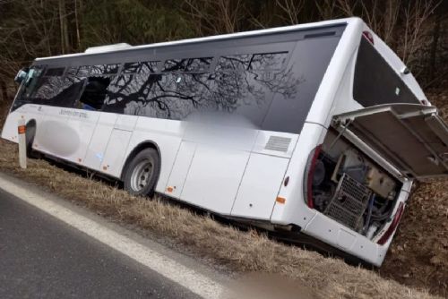 obrázek:Opilec poslal ukradený autobus do příkopu