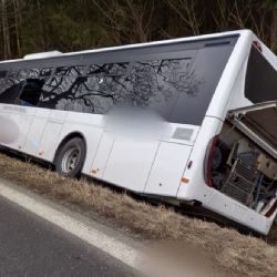 Opilec poslal ukradený autobus do příkopu