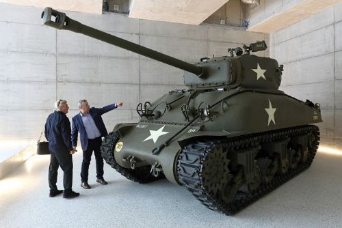 obrázek:Plzeň dokončila obnovu Klatovské 19. Loosovy interiéry doplní muzeum s tankem Sherman