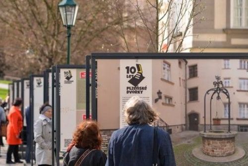 Foto: Plzeňské dvorky: 10 let oslaví výstavou a autogramiádou