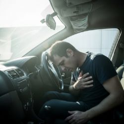 Policie zachránila muže před sebevraždou, našla ho v autě během hodiny