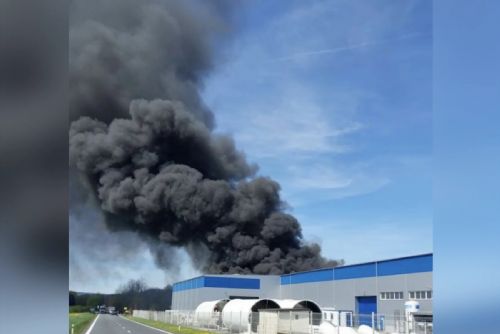 Foto: Požár lakovny v Chodové Plané - jeden mrtvý, milionové škody