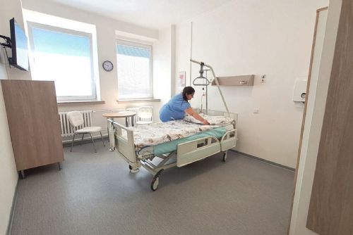obrázek:Rokycanská nemocnice modernizuje pokoje na chirurgii. Pacienti dostanou nové vybavení i televize