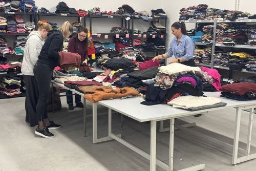 obrázek:Staré oblečení v Plzeňském kraji nekončí jen v odpadu. Lidé mu chtějí dát druhý život