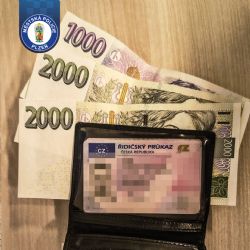 Strážníci dohledali majitele ztracené peněžky přes hokejový klub