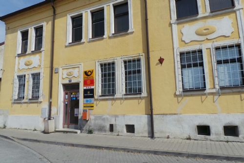 Foto: Touškov s moderní poštou, novými službami a policejním oddělením