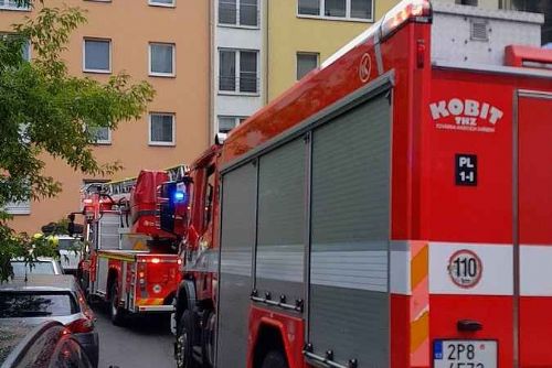 obrázek:V Plzni hořel byt v ulici Na Jíkalce. Dva lidé skončili v péči záchranářů