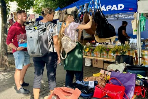 obrázek:Více než 700 kabelek zaplní benefiční bazar v Plzni. Výtěžek pomůže dětem