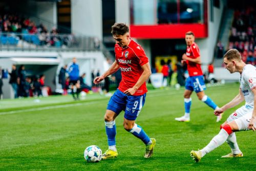 obrázek:Viktoria doma padla s Pardubicemi. Oslavy výročí zhořkly po gólu Tanka a červené kartě