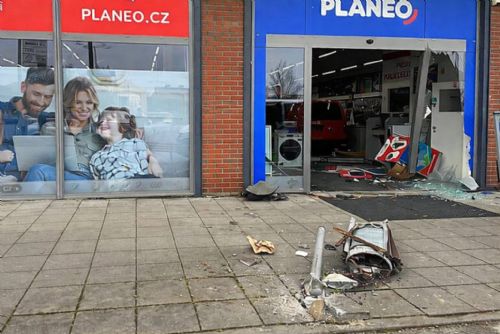 obrázek:Policie pátrá po muži, který vjel kradeným autem do prodejny u Olympie, ukradl mobily i koloběžku