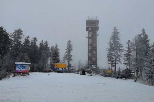 Foto: Na šumavském Špičáku napadl přírodní sníh a zasněžuje se