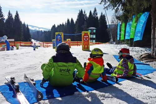 Foto: Na šumavském Špičáku se stále lyžuje   