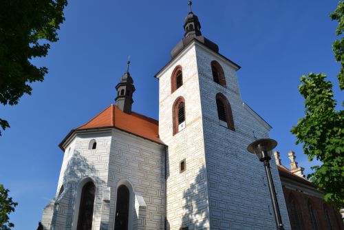 Obrázek - Farní kostel sv. Petra a Pavla zmiňovaný již v roce 1250, byl renesačně upraven v letech 1575 - 1581 Floriánem Gryspekem. 