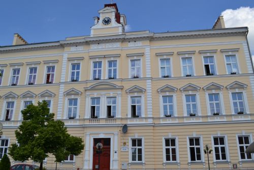 Obrázek - Stará městská škola dnes - SŠ Kralovice. Základní kámen byl položen 20.4.1893. Náklady na stavbu byly uhrazeny předem vybraným tzv pivním krejcarem.