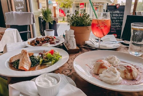 Foto: V restauraci Parlament v Karlových Varech vás přivítají i s vaším pejskem