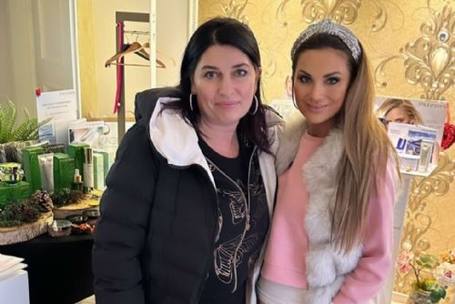 Foto: Manželka známého fotbalisty Lenka Limberská navštívila salon krásy Elegant Chic v Domažlicích