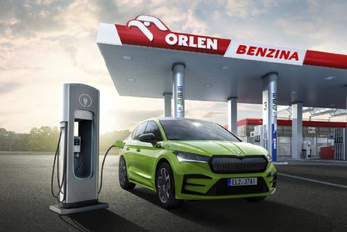 Foto: Škoda Auto a ORLEN Unipetrol spolupracují na rozšíření sítě rychlonabíjecích stanic pro elektromobily. Auto CB Plzeň nabízí skladem elektromobil Enyaq Coupé RS iV se slevou 13 %.